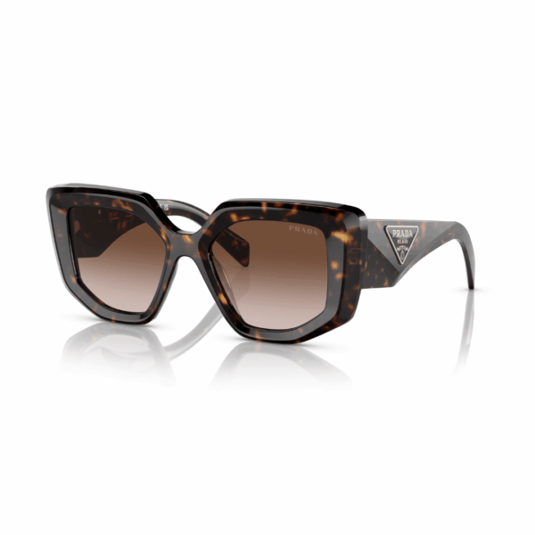 Gafas de sol Prada hechas en acetato tortoise con lentes degradado marrón: diseño elegante, forma irregular y estilo sofisticado.